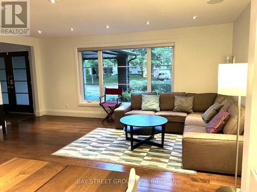 24 Avondale Crescent, Markham (Markham Village), ON - Indoor Photo Showing Living Room