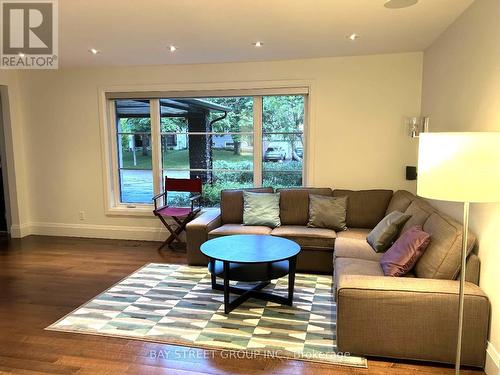 24 Avondale Crescent, Markham (Markham Village), ON - Indoor Photo Showing Living Room