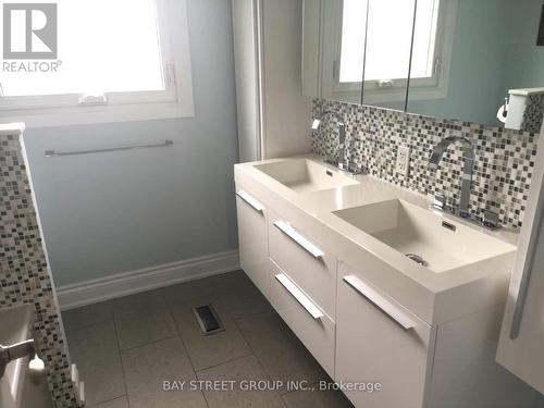 24 Avondale Crescent, Markham (Markham Village), ON - Indoor Photo Showing Bathroom