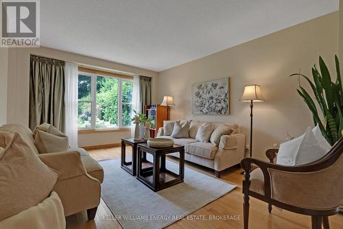 412 Aztec Drive, Oshawa (Mclaughlin), ON - Indoor Photo Showing Living Room