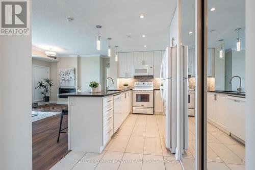 906 - 50 Hall Road, Halton Hills (Georgetown), ON - Indoor Photo Showing Kitchen With Upgraded Kitchen