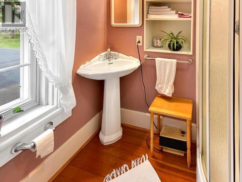 92 Water Street E, Brockville, ON - Indoor Photo Showing Bathroom