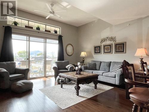 5803 Lakeshore Drive Unit# 3, Osoyoos, BC - Indoor Photo Showing Living Room