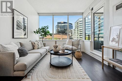 S216 - 120 Bayview Avenue, Toronto (Waterfront Communities), ON - Indoor Photo Showing Living Room