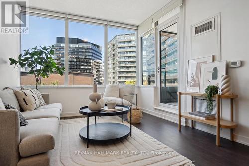 S216 - 120 Bayview Avenue, Toronto (Waterfront Communities), ON - Indoor Photo Showing Living Room