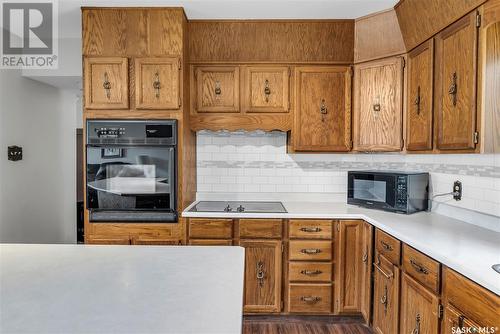 122 Meglund Place, Saskatoon, SK - Indoor Photo Showing Kitchen