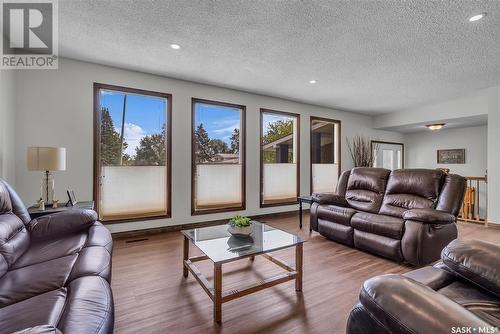 122 Meglund Place, Saskatoon, SK - Indoor Photo Showing Living Room