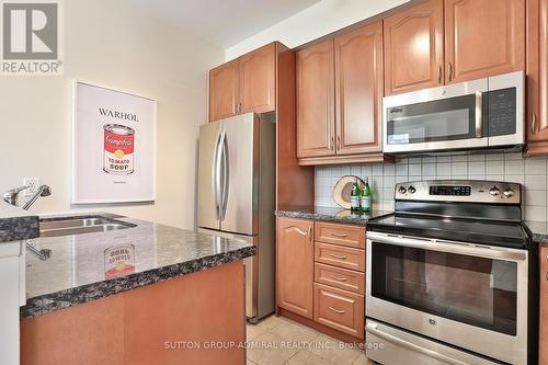 12 - 8 Brighton Place, Vaughan (Crestwood-Springfarm-Yorkhill), ON - Indoor Photo Showing Kitchen With Double Sink