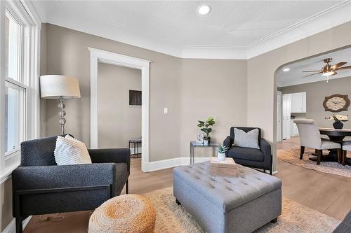 145 Connaught Avenue N, Hamilton, ON - Indoor Photo Showing Living Room