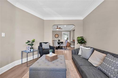 145 Connaught Avenue N, Hamilton, ON - Indoor Photo Showing Living Room