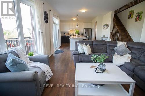 8 Turnbull Drive, Brantford, ON - Indoor Photo Showing Living Room