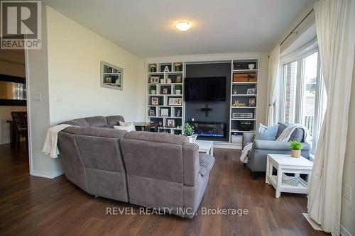 8 Turnbull Drive, Brantford, ON - Indoor Photo Showing Living Room