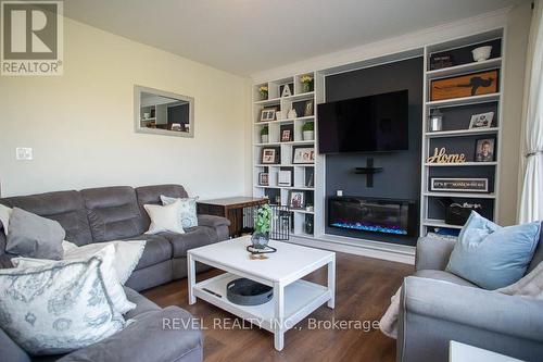 8 Turnbull Drive, Brantford, ON - Indoor Photo Showing Living Room