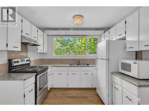 563 Poplar Road, Kelowna, BC - Indoor Photo Showing Kitchen With Double Sink