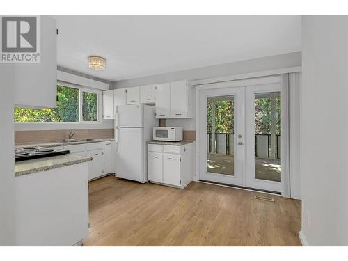 563 Poplar Road, Kelowna, BC - Indoor Photo Showing Kitchen