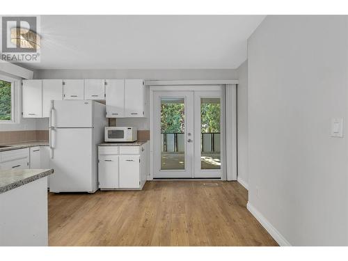 563 Poplar Road, Kelowna, BC - Indoor Photo Showing Kitchen