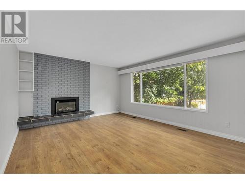 563 Poplar Road, Kelowna, BC - Indoor Photo Showing Living Room With Fireplace