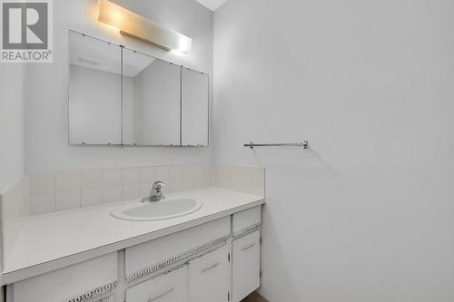 563 Poplar Road, Kelowna, BC - Indoor Photo Showing Bathroom