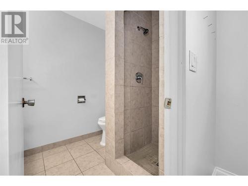 563 Poplar Road, Kelowna, BC - Indoor Photo Showing Bathroom