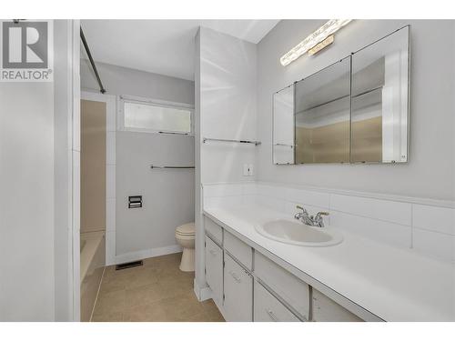 563 Poplar Road, Kelowna, BC - Indoor Photo Showing Bathroom