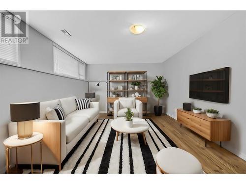 563 Poplar Road, Kelowna, BC - Indoor Photo Showing Living Room