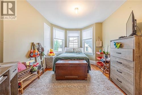 7967 Booth Street, Niagara Falls, ON - Indoor Photo Showing Bedroom