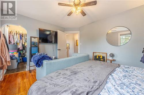 7967 Booth Street, Niagara Falls, ON - Indoor Photo Showing Bedroom