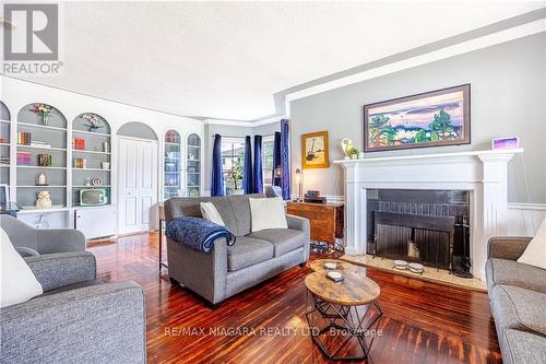 7967 Booth Street, Niagara Falls, ON - Indoor Photo Showing Living Room With Fireplace