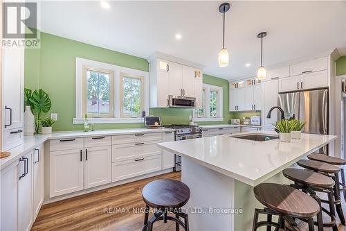 7967 Booth Street, Niagara Falls, ON - Indoor Photo Showing Kitchen With Upgraded Kitchen