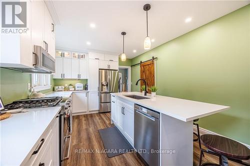 7967 Booth Street, Niagara Falls, ON - Indoor Photo Showing Kitchen With Upgraded Kitchen