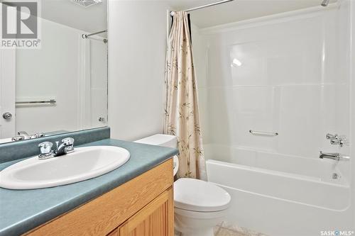 17 110 Banyan Crescent, Saskatoon, SK - Indoor Photo Showing Bathroom