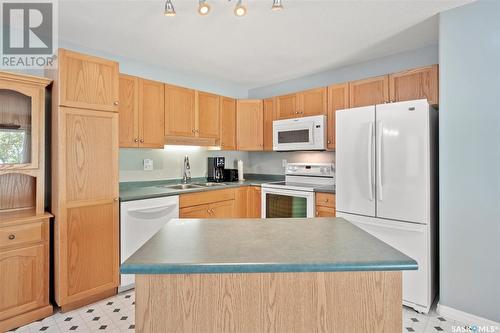 17 110 Banyan Crescent, Saskatoon, SK - Indoor Photo Showing Kitchen With Double Sink