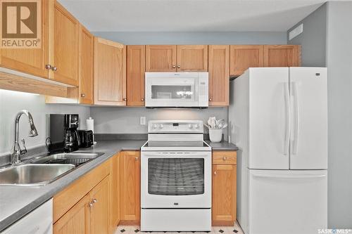 17 110 Banyan Crescent, Saskatoon, SK - Indoor Photo Showing Kitchen With Double Sink