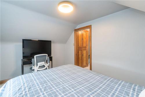 28 Walter Avenue S, Hamilton, ON - Indoor Photo Showing Bedroom