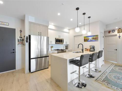 401-958 Pharoah Mews, Langford, BC - Indoor Photo Showing Kitchen With Double Sink With Upgraded Kitchen