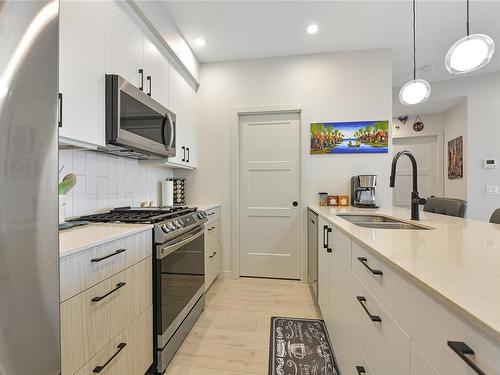 401-958 Pharoah Mews, Langford, BC - Indoor Photo Showing Kitchen With Double Sink With Upgraded Kitchen