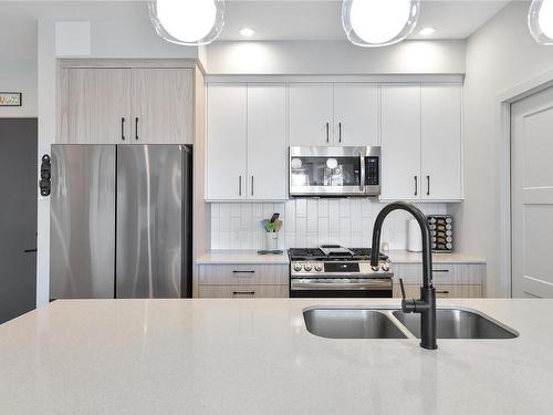 401-958 Pharoah Mews, Langford, BC - Indoor Photo Showing Kitchen With Double Sink With Upgraded Kitchen