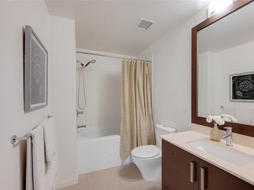 201-391 Tyee Rd, Victoria, BC - Indoor Photo Showing Bathroom