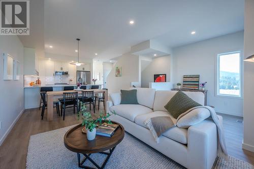 158 Deer Place Unit# 106, Penticton, BC - Indoor Photo Showing Living Room