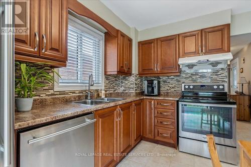 211 Murray Street, Brampton (Brampton West), ON - Indoor Photo Showing Kitchen With Double Sink