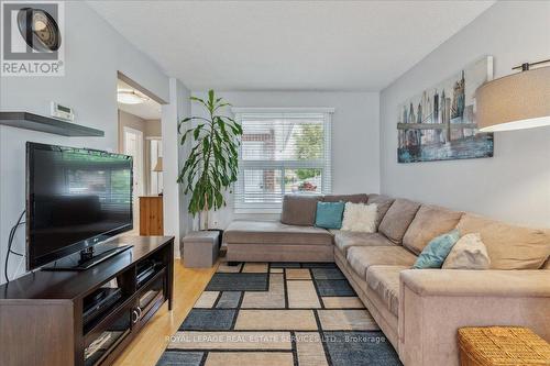 211 Murray Street, Brampton, ON - Indoor Photo Showing Living Room