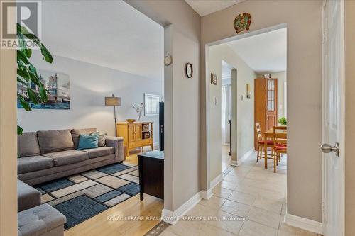 211 Murray Street, Brampton (Brampton West), ON - Indoor Photo Showing Living Room