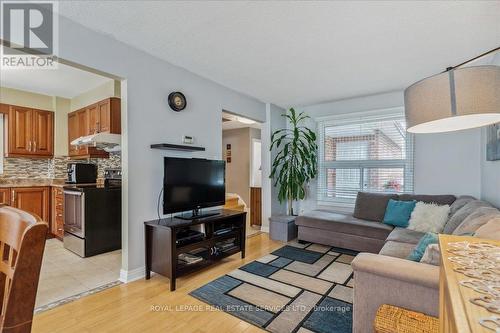 211 Murray Street, Brampton (Brampton West), ON - Indoor Photo Showing Living Room