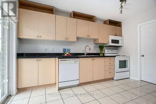 38 - 12 Holborn Drive, Kitchener, ON - Indoor Photo Showing Kitchen