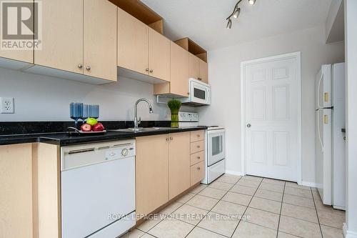 38 - 12 Holborn Drive, Kitchener, ON - Indoor Photo Showing Kitchen