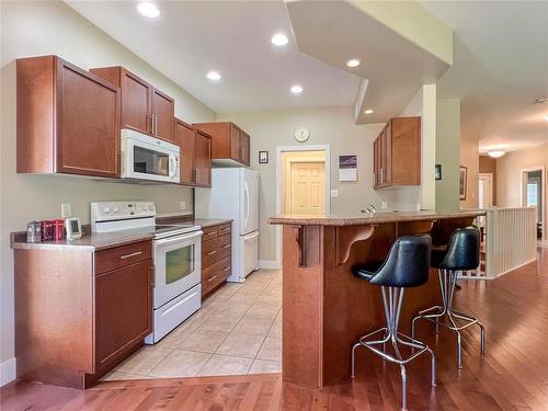 18 Bayhill Crescent, Brandon, MB - Indoor Photo Showing Kitchen