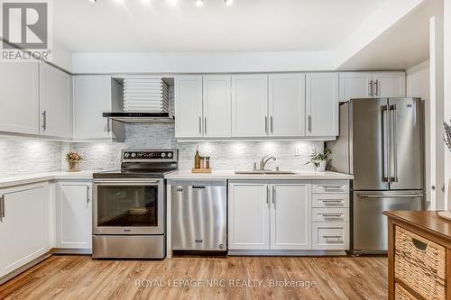 212 - 955 Millwood Road, Toronto (Leaside), ON - Indoor Photo Showing Kitchen With Upgraded Kitchen