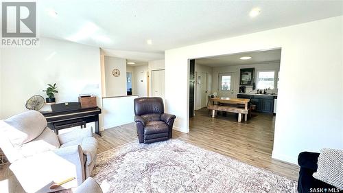 229 Hearn Street, Outlook, SK - Indoor Photo Showing Living Room