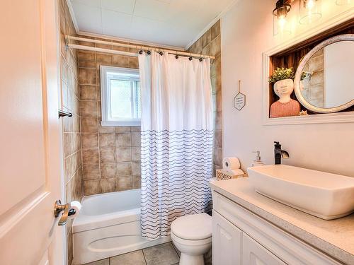 Salle de bains - 250 Rue L'Espérance, Lavaltrie, QC - Indoor Photo Showing Bathroom