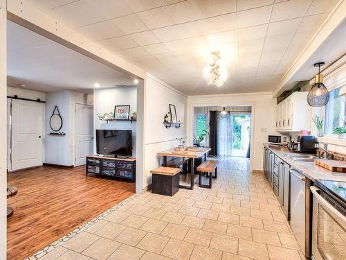 Cuisine - 250 Rue L'Espérance, Lavaltrie, QC - Indoor Photo Showing Kitchen With Double Sink